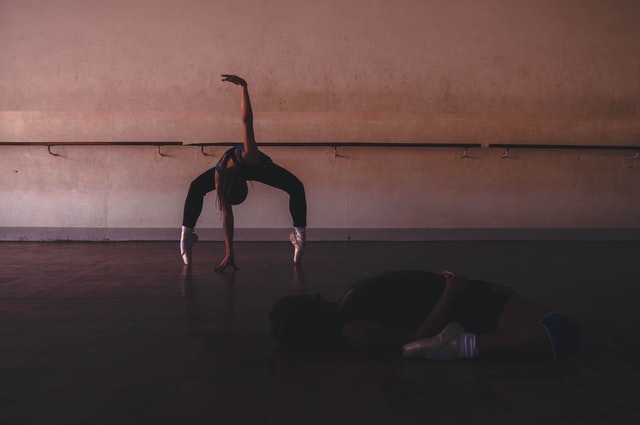 two dancers in studio en pointe